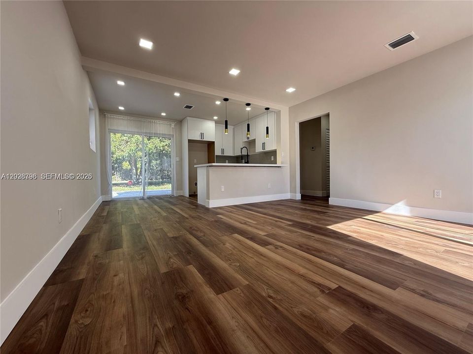 Active With Contract: $465,900 (3 beds, 2 baths, 1000 Square Feet)