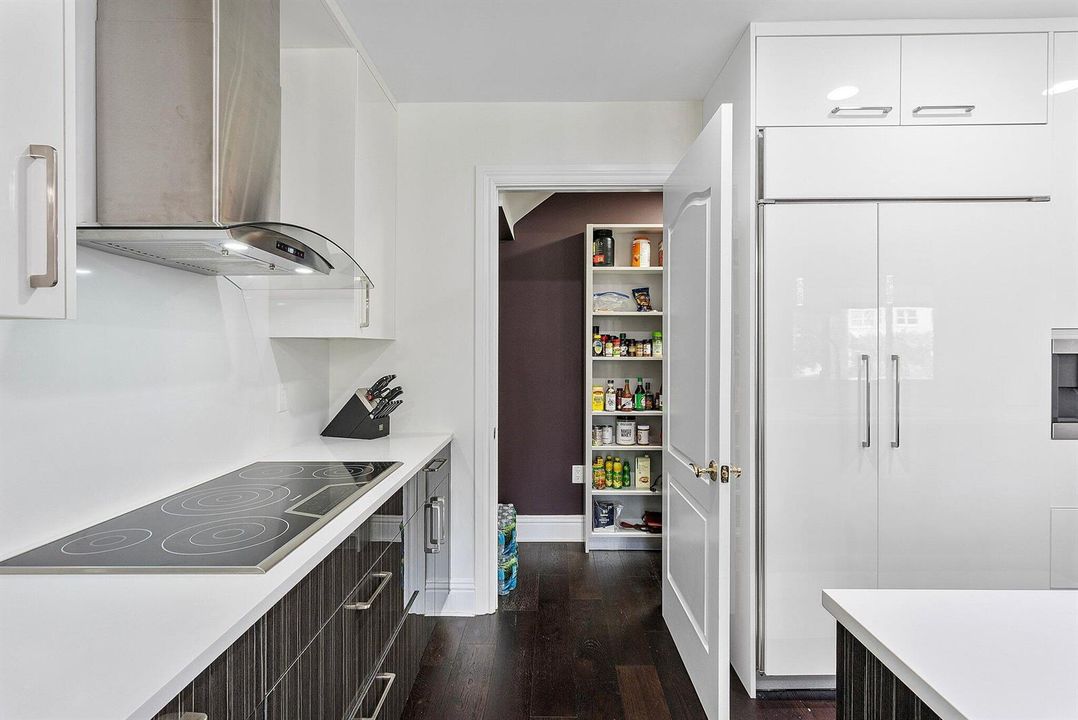 Kitchen w/Walk-in Pantry