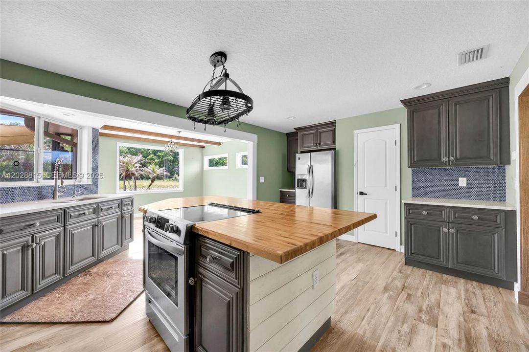 For Sale: $599,000 (3 beds, 2 baths, 1496 Square Feet)