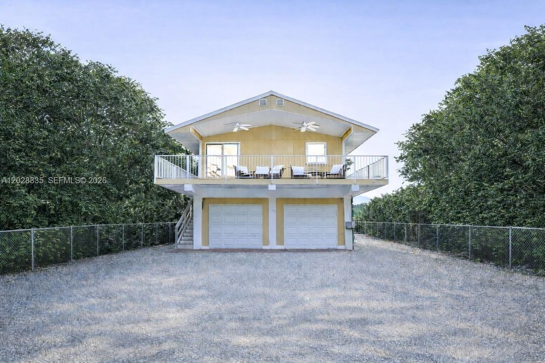 For Sale: $759,000 (3 beds, 3 baths, 816 Square Feet)