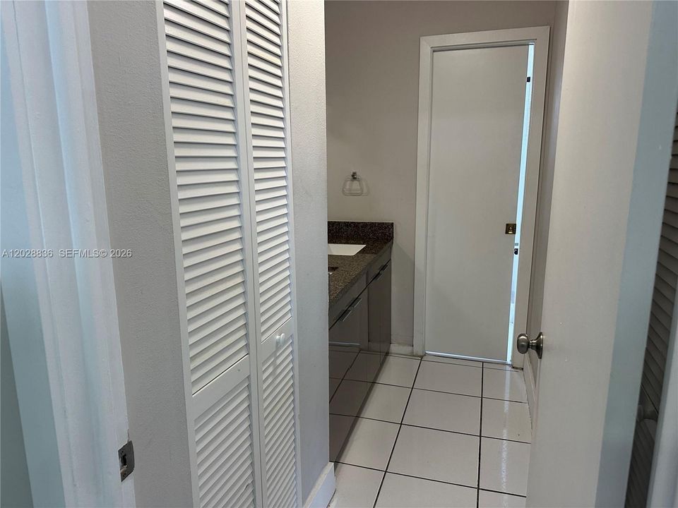 For Sale: $150,000 (1 beds, 1 baths, 564 Square Feet)