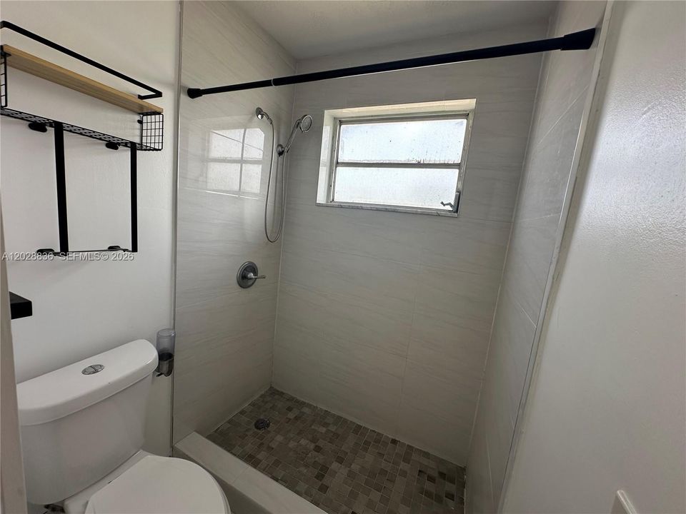 For Sale: $150,000 (1 beds, 1 baths, 564 Square Feet)