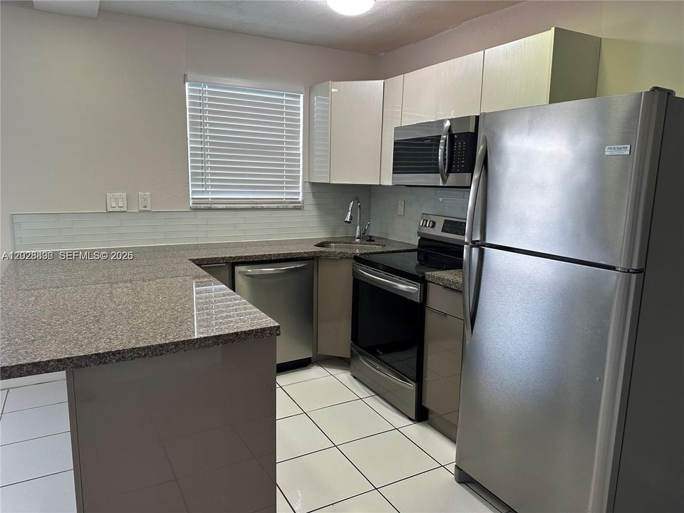 For Sale: $150,000 (1 beds, 1 baths, 564 Square Feet)