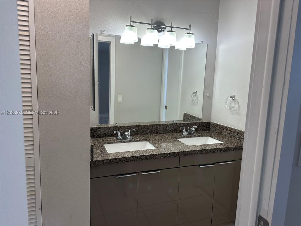 For Sale: $150,000 (1 beds, 1 baths, 564 Square Feet)
