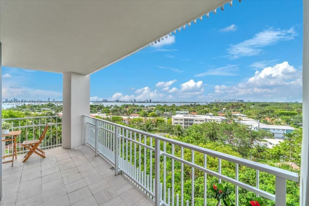 Enjoy a private space for guests complete with a door and a window, or transform it into an inspiring office with a view. This versatile area is perfect for your needs!