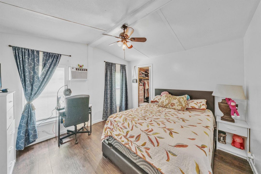 7 Primary Bedroom (2)