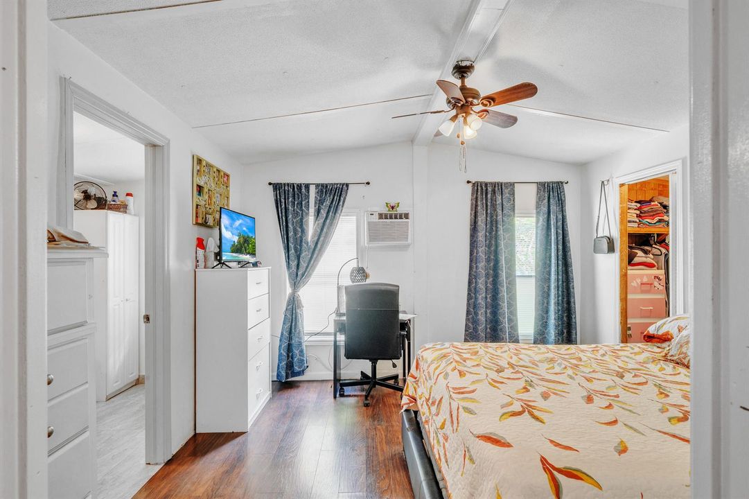 7 Primary Bedroom (1)