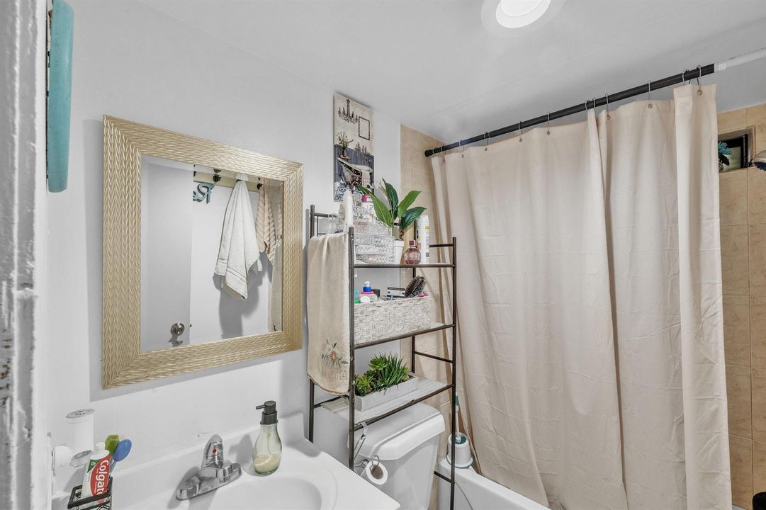 10 Guest Bathroom (2)
