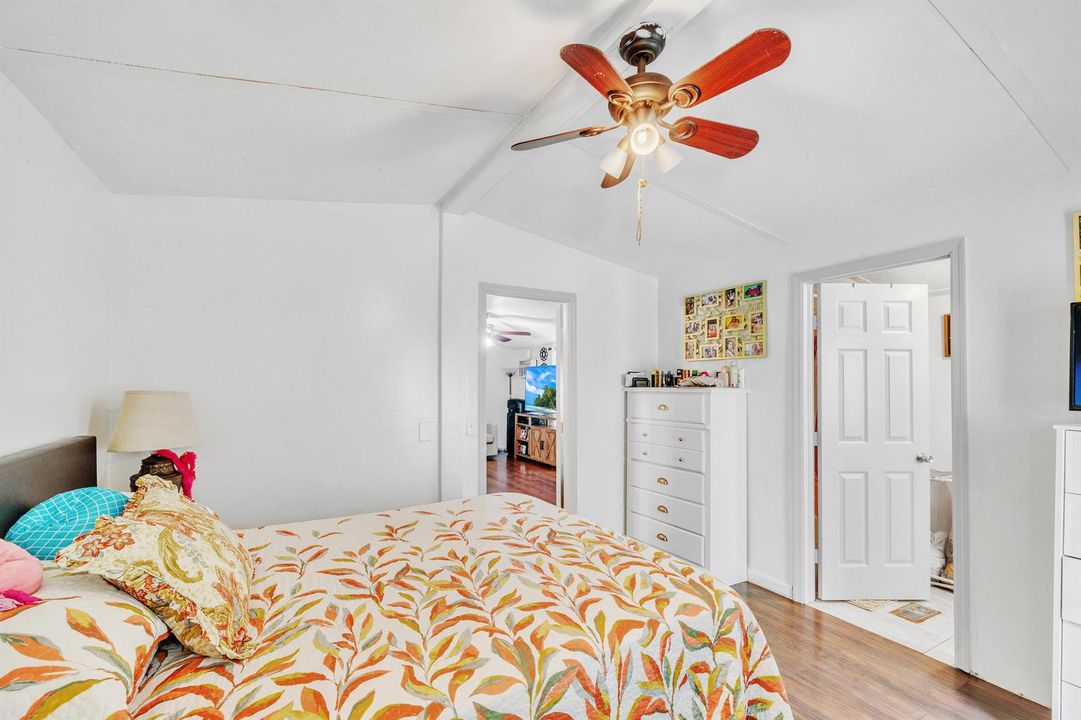 7 Primary Bedroom (3)