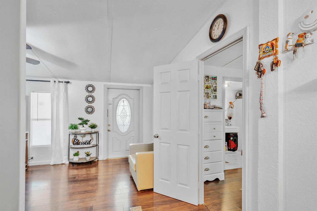 6 Foyer