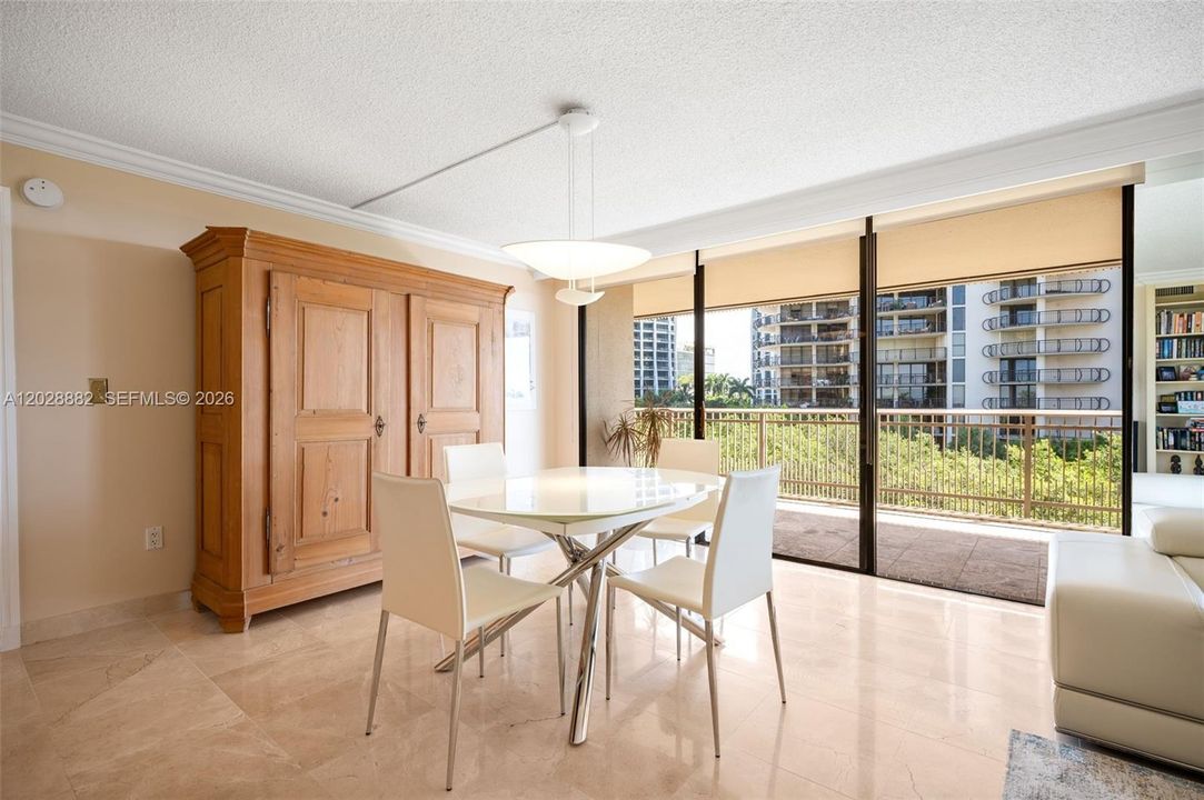 For Sale: $1,200,000 (2 beds, 2 baths, 1172 Square Feet)