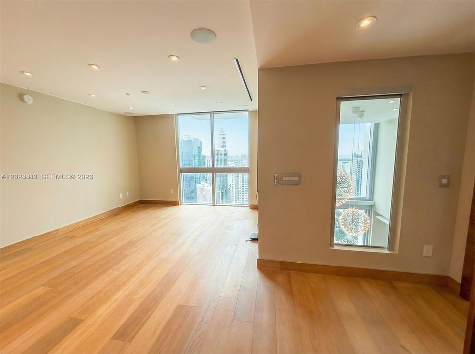 Active With Contract: $9,000 (2 beds, 3 baths, 2107 Square Feet)
