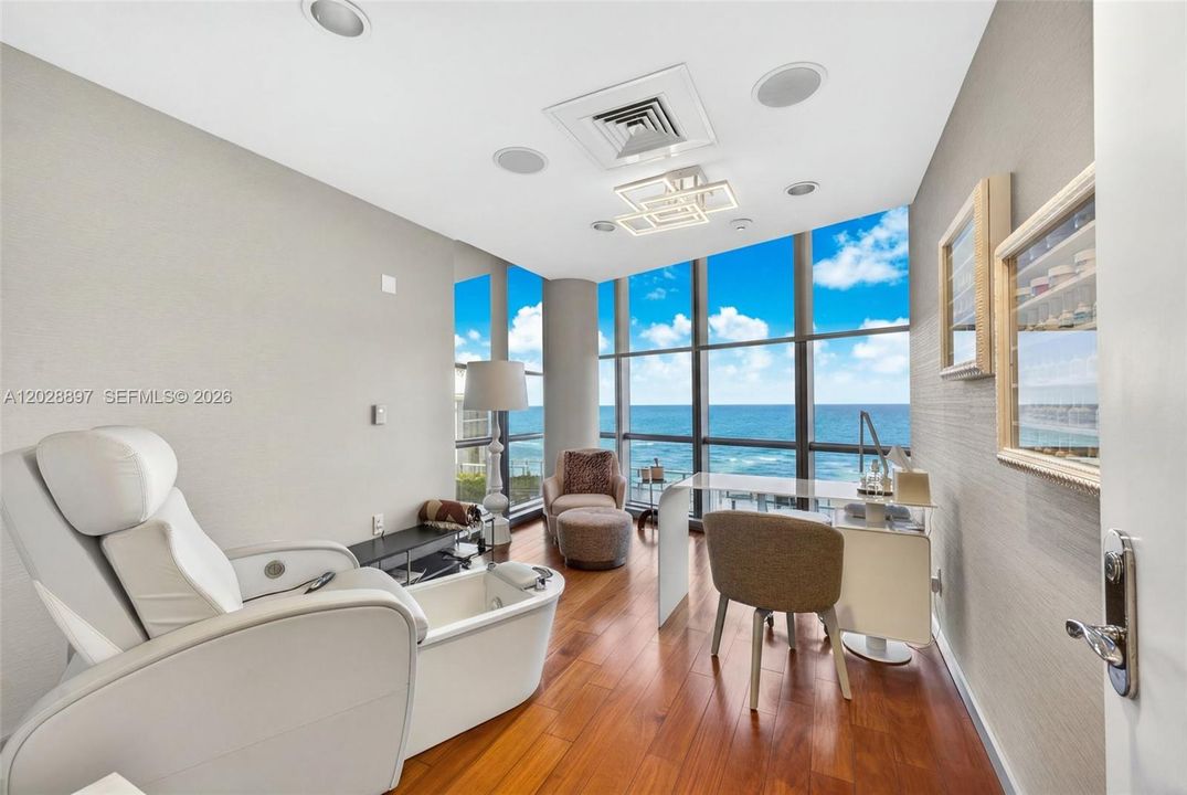 For Sale: $2,875,000 (3 beds, 3 baths, 1956 Square Feet)