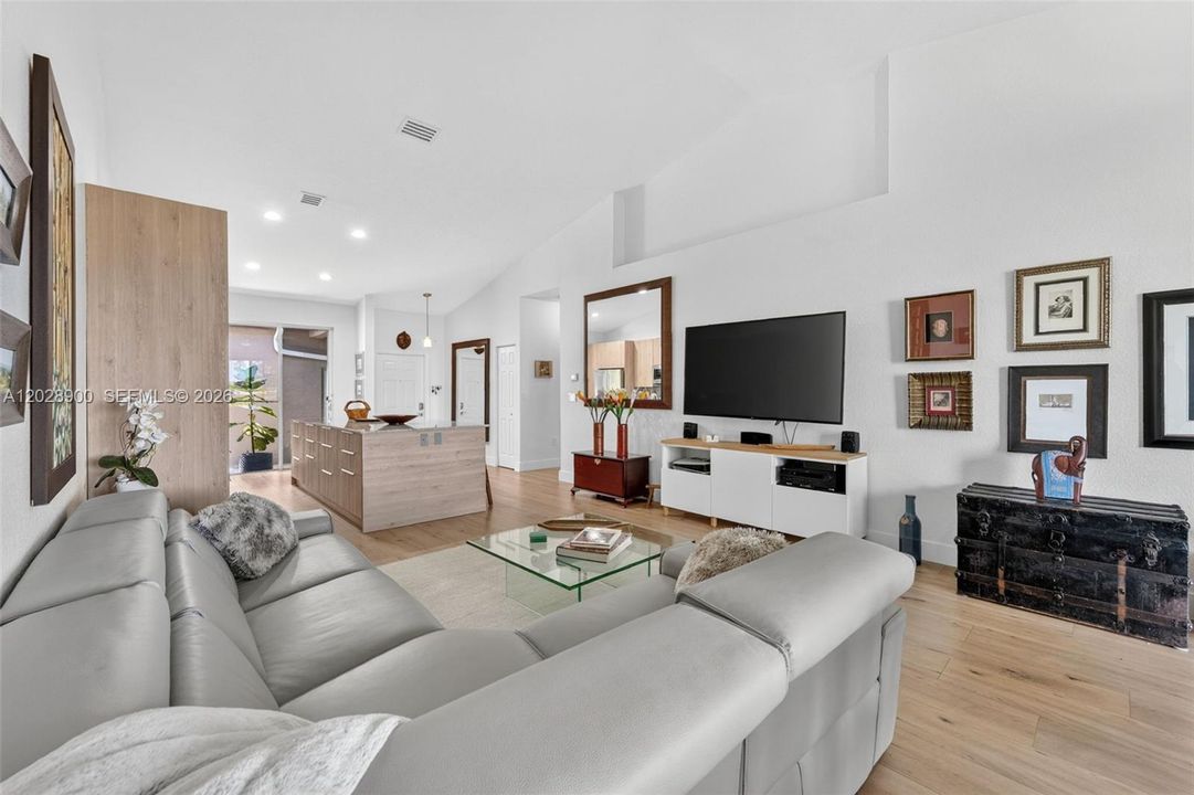 For Sale: $469,000 (2 beds, 2 baths, 1320 Square Feet)
