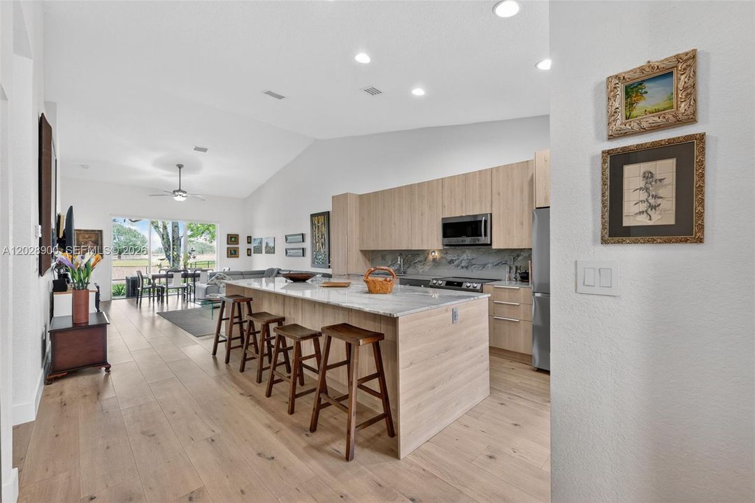 For Sale: $469,000 (2 beds, 2 baths, 1320 Square Feet)