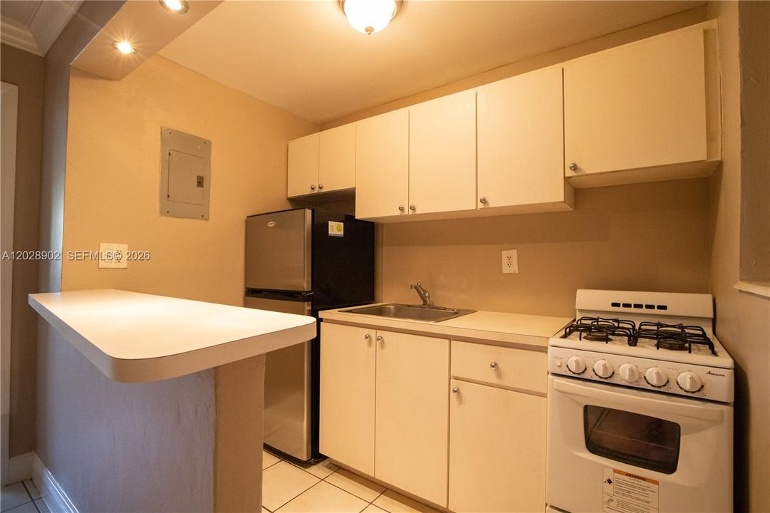 For Sale: $295,000 (1 beds, 1 baths, 410 Square Feet)