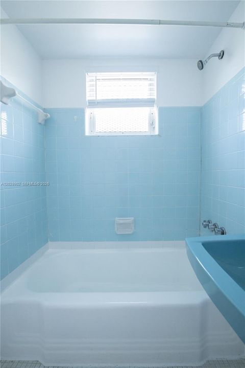 For Sale: $295,000 (1 beds, 1 baths, 410 Square Feet)