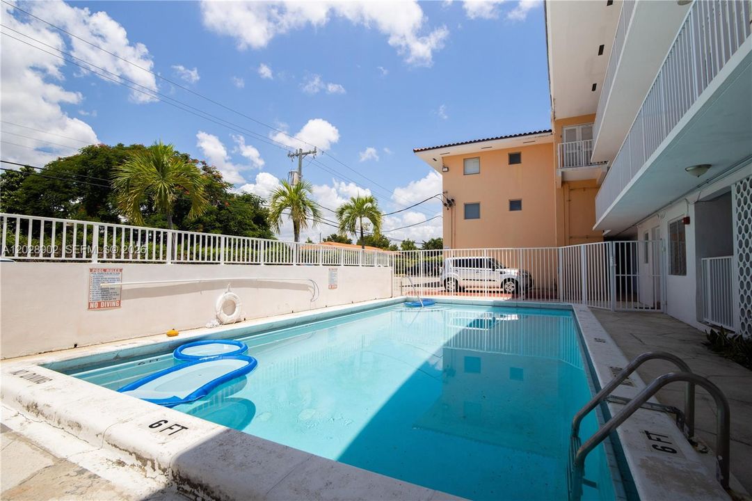 For Sale: $295,000 (1 beds, 1 baths, 410 Square Feet)