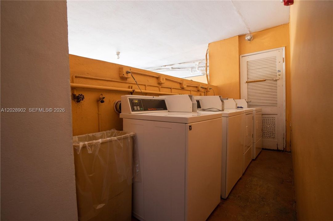 For Sale: $295,000 (1 beds, 1 baths, 410 Square Feet)