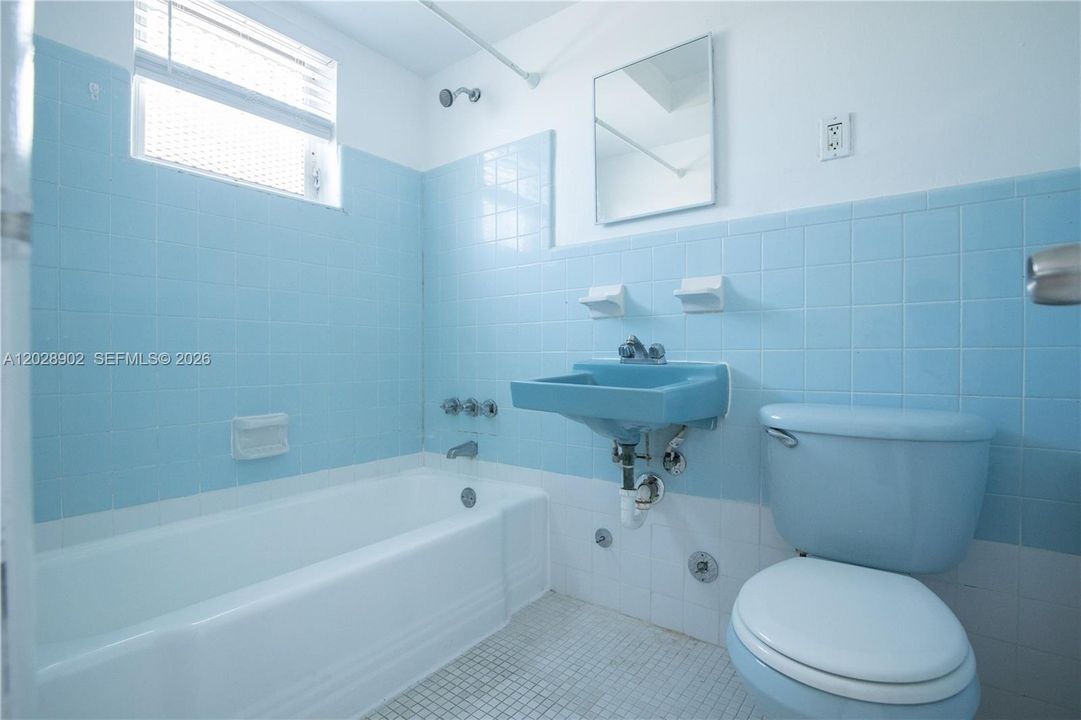 For Sale: $295,000 (1 beds, 1 baths, 410 Square Feet)