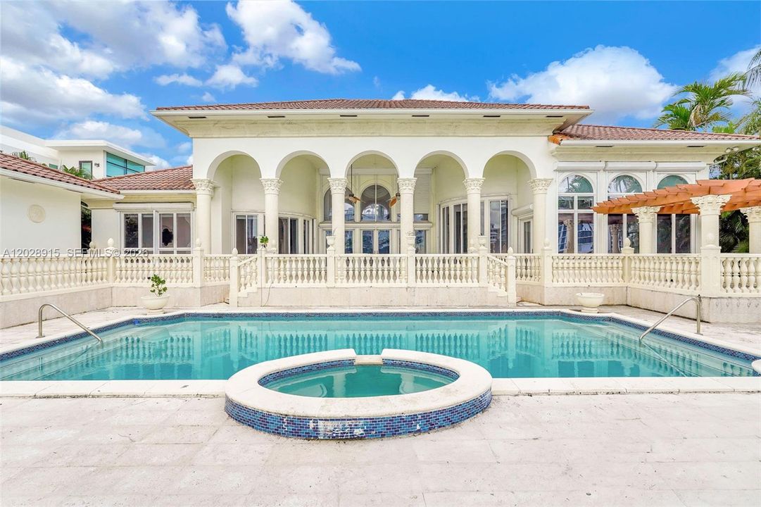 В аренду: $40,000 (5 спален, 6 ванн, 6323 Квадратных фут)