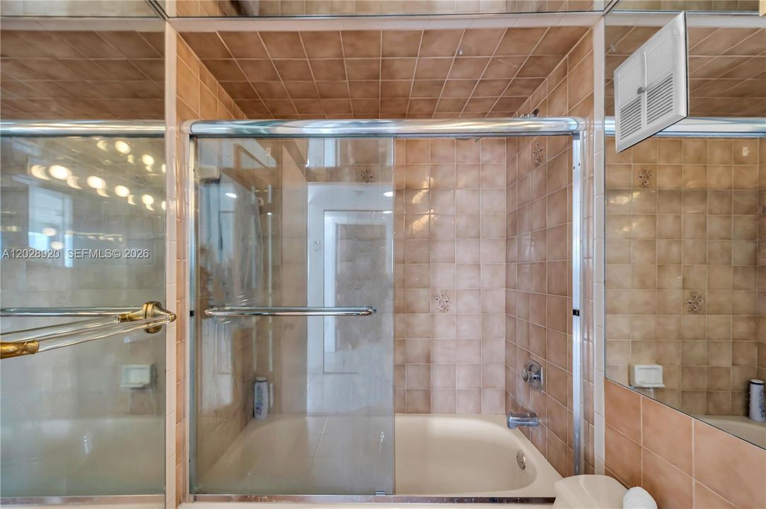 Activo con contrato: $560,000 (2 camas, 2 baños, 1085 Pies cuadrados)