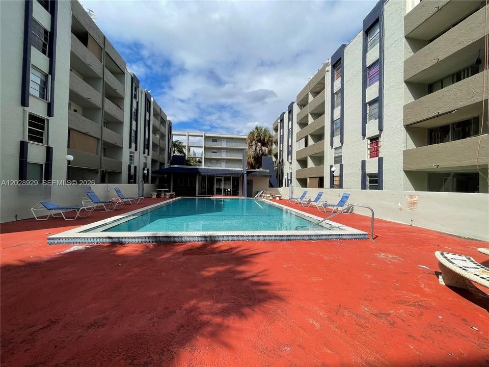 For Rent: $2,200 (2 beds, 2 baths, 960 Square Feet)