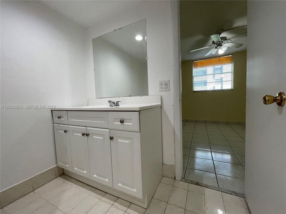 For Rent: $2,200 (2 beds, 2 baths, 960 Square Feet)