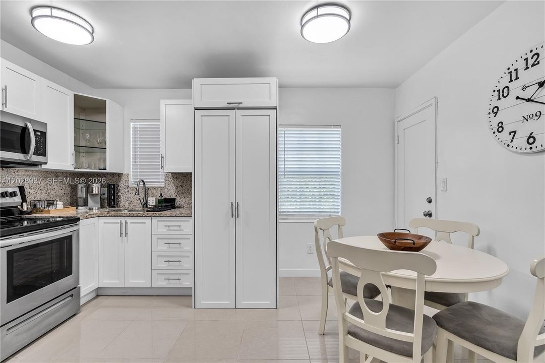 Recently Rented: $2,600 (2 beds, 1 baths, 900 Square Feet)