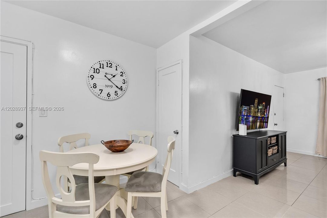 Recently Rented: $2,600 (2 beds, 1 baths, 900 Square Feet)