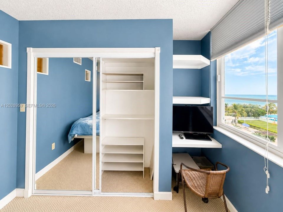 For Rent: $3,500 (2 beds, 1 baths, 938 Square Feet)