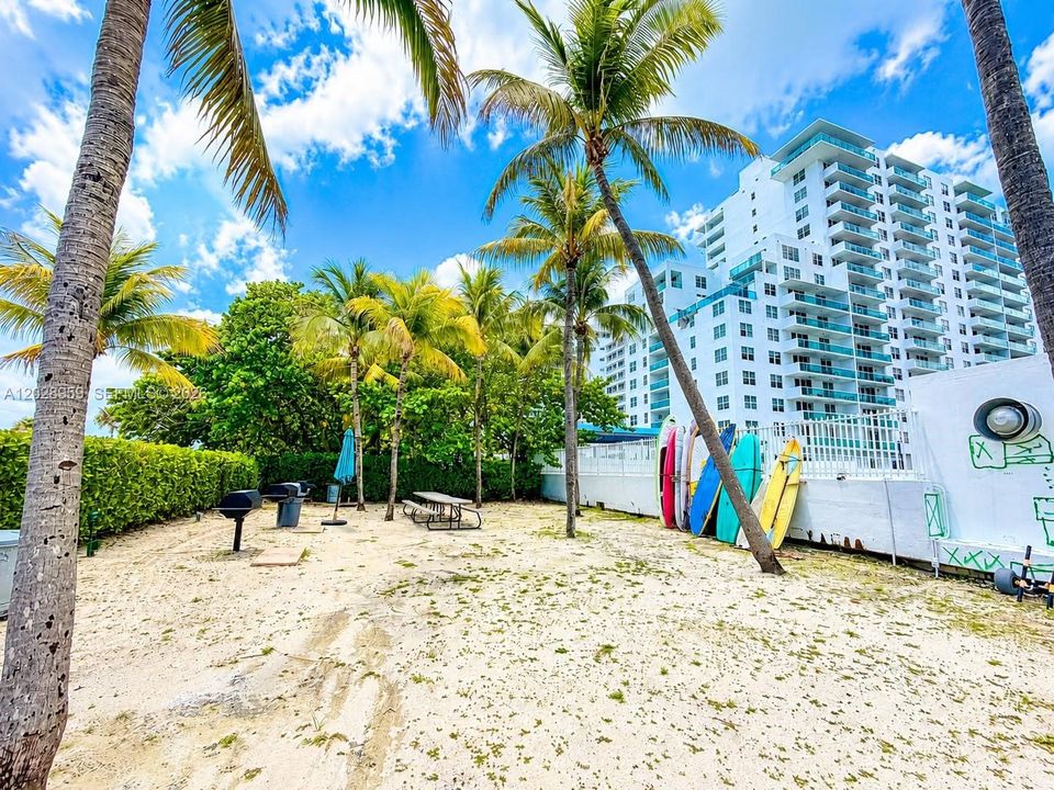 For Rent: $3,500 (2 beds, 1 baths, 938 Square Feet)