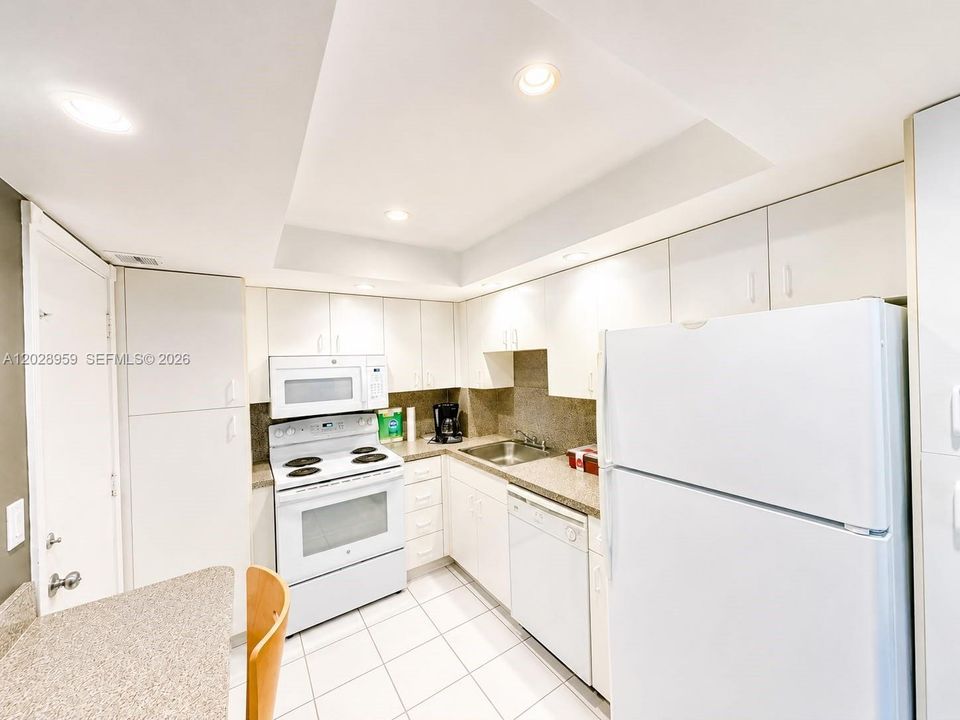 For Rent: $3,500 (2 beds, 1 baths, 938 Square Feet)