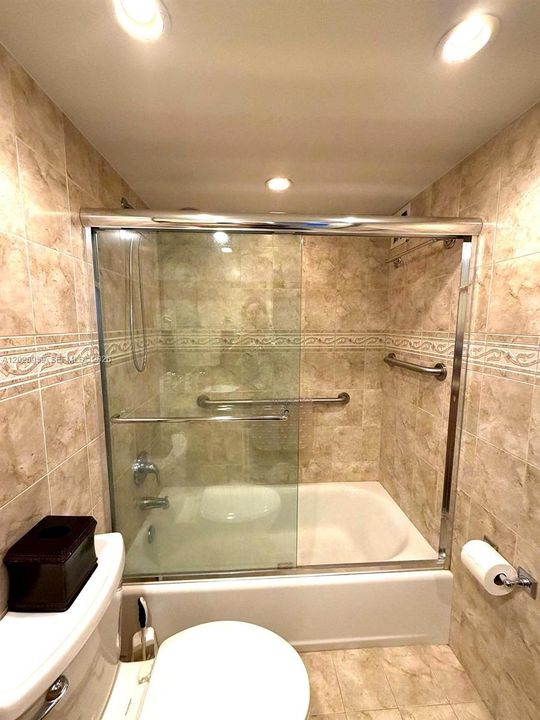 For Rent: $3,500 (2 beds, 1 baths, 938 Square Feet)