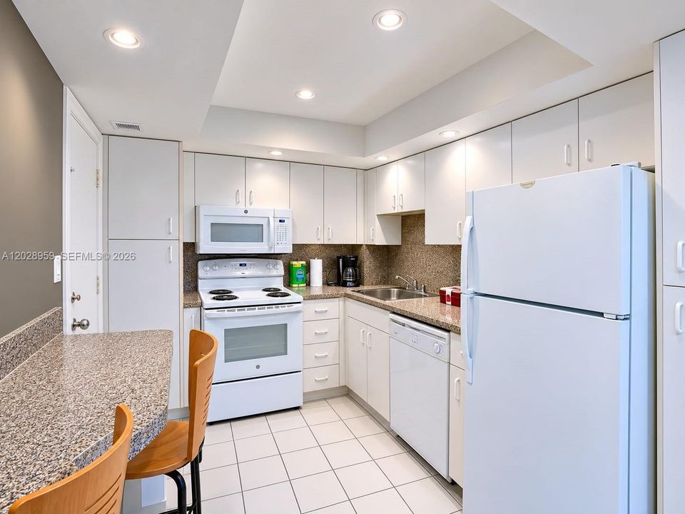 For Rent: $3,500 (2 beds, 1 baths, 938 Square Feet)