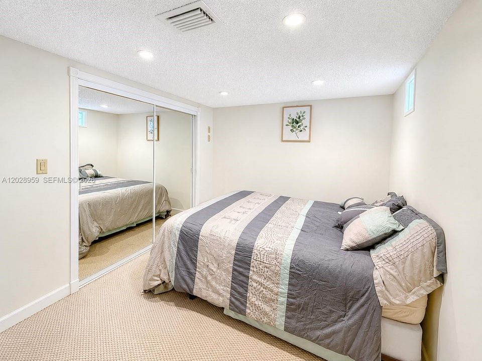 For Rent: $3,500 (2 beds, 1 baths, 938 Square Feet)