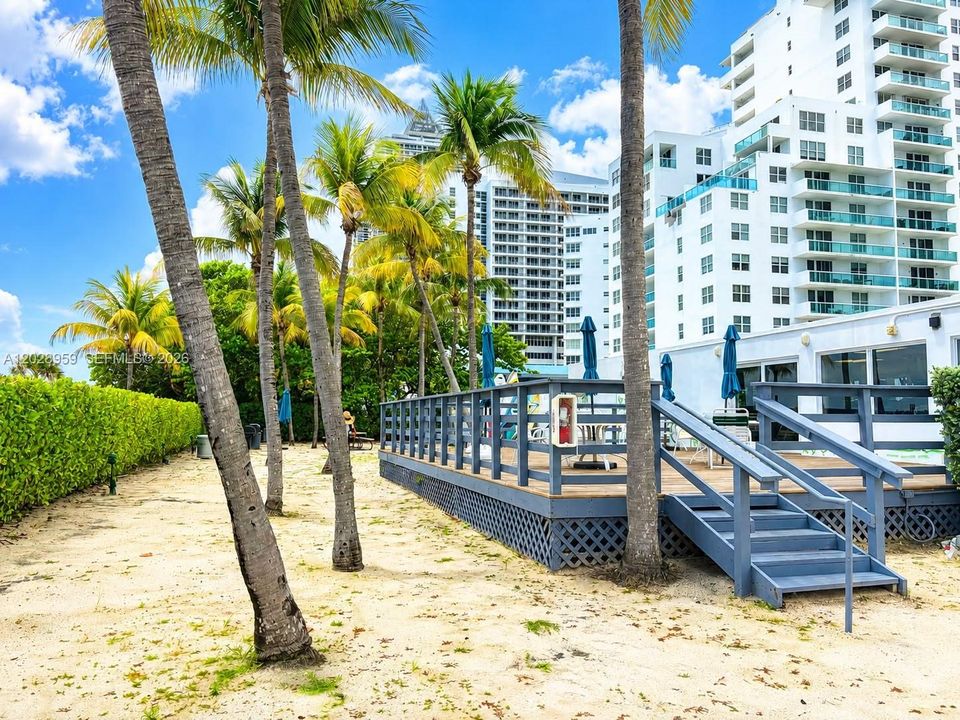 For Rent: $3,500 (2 beds, 1 baths, 938 Square Feet)