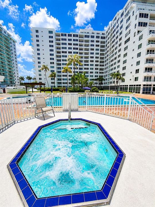 For Rent: $3,500 (2 beds, 1 baths, 938 Square Feet)