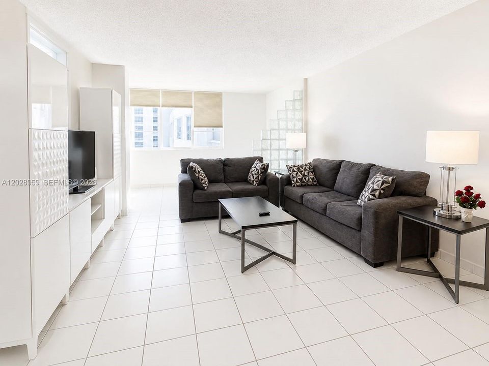 For Rent: $3,500 (2 beds, 1 baths, 938 Square Feet)
