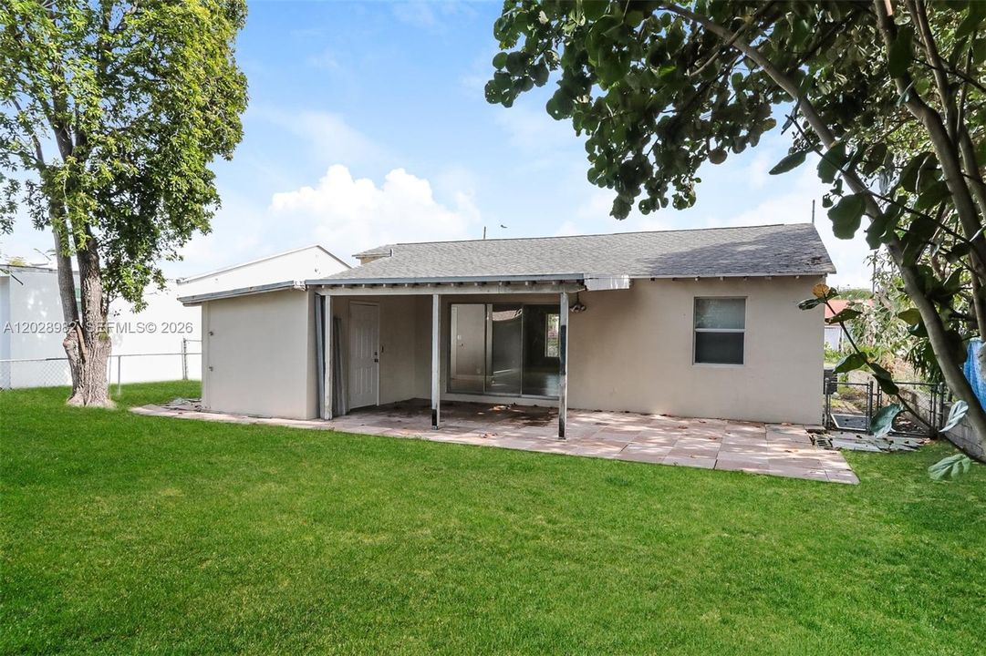 Active With Contract: $2,050 (2 beds, 1 baths, 938 Square Feet)