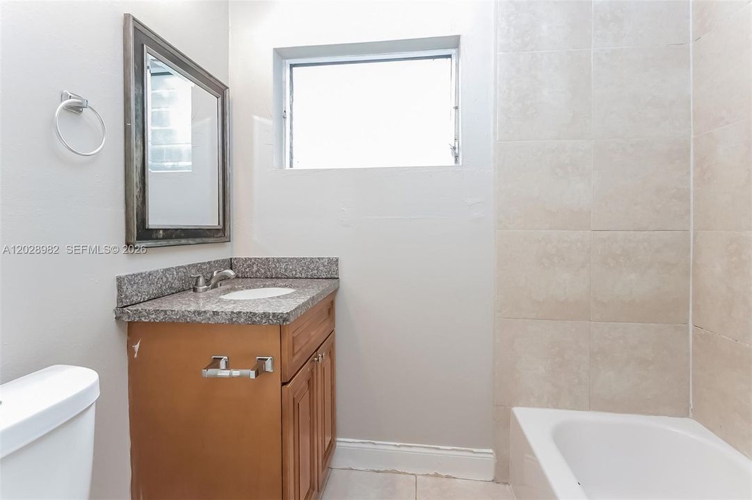 Active With Contract: $2,050 (2 beds, 1 baths, 938 Square Feet)