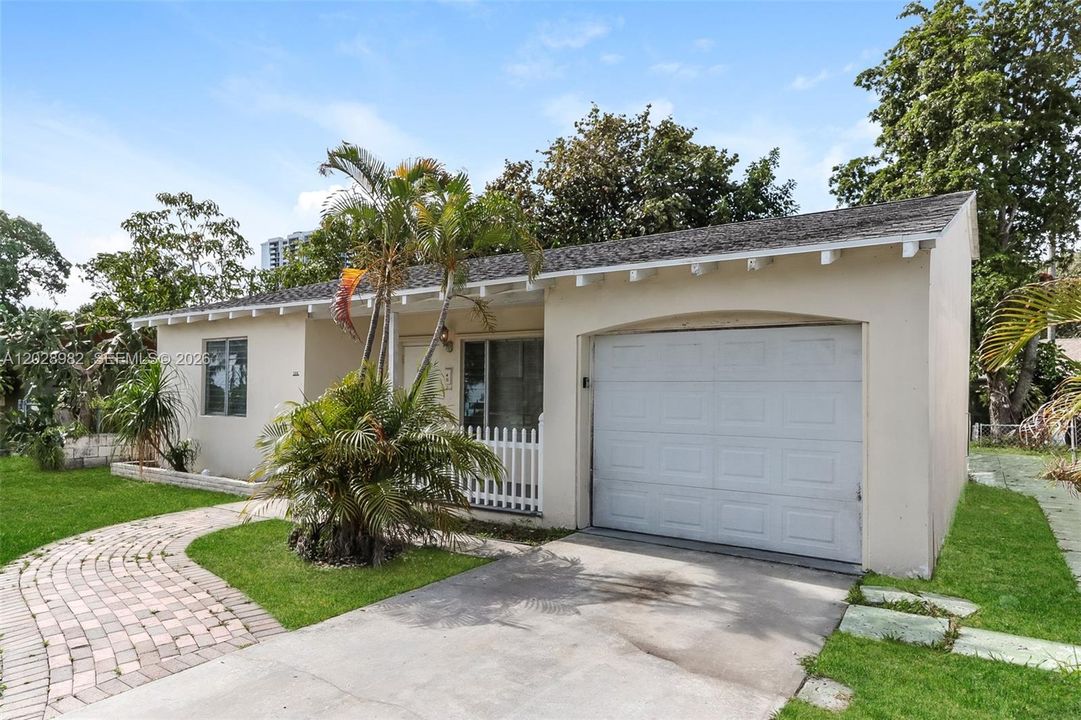 Active With Contract: $2,050 (2 beds, 1 baths, 938 Square Feet)