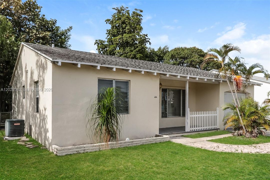 Active With Contract: $2,050 (2 beds, 1 baths, 938 Square Feet)