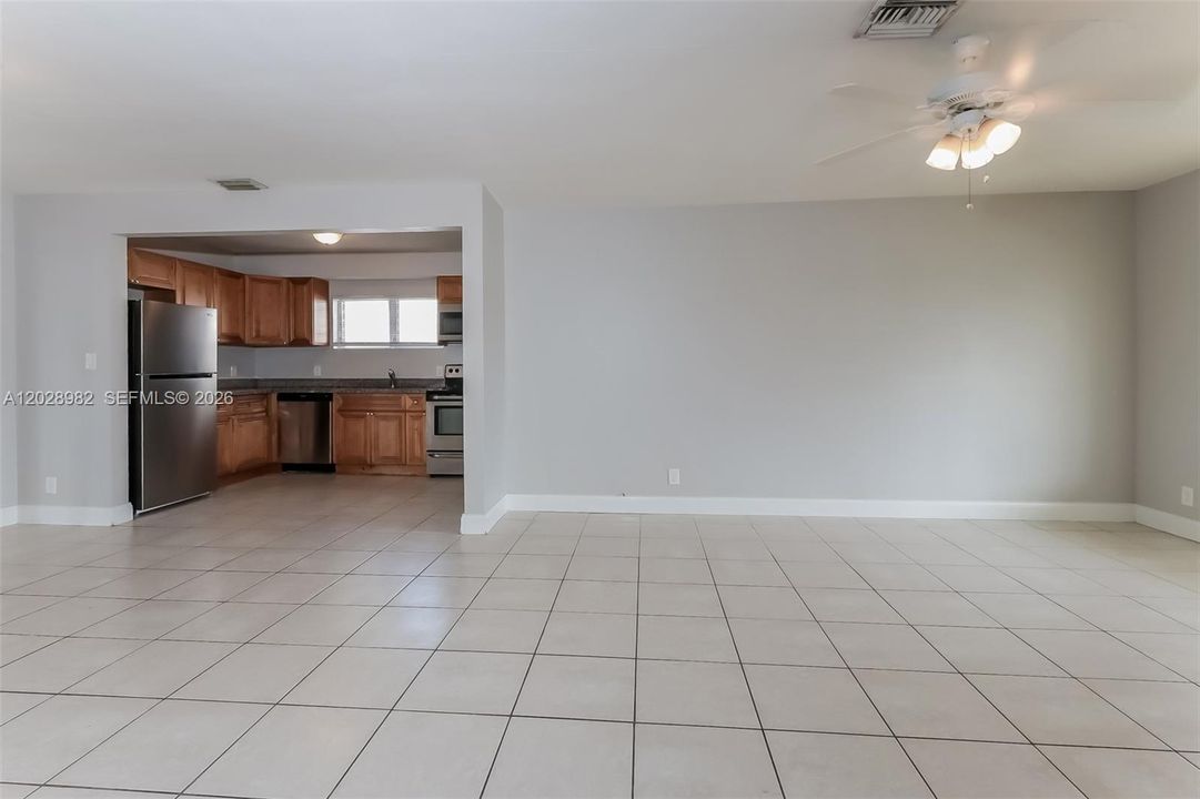 Active With Contract: $2,050 (2 beds, 1 baths, 938 Square Feet)