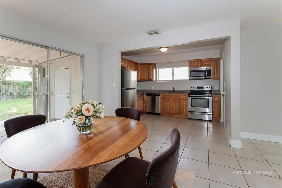 Active With Contract: $2,050 (2 beds, 1 baths, 938 Square Feet)