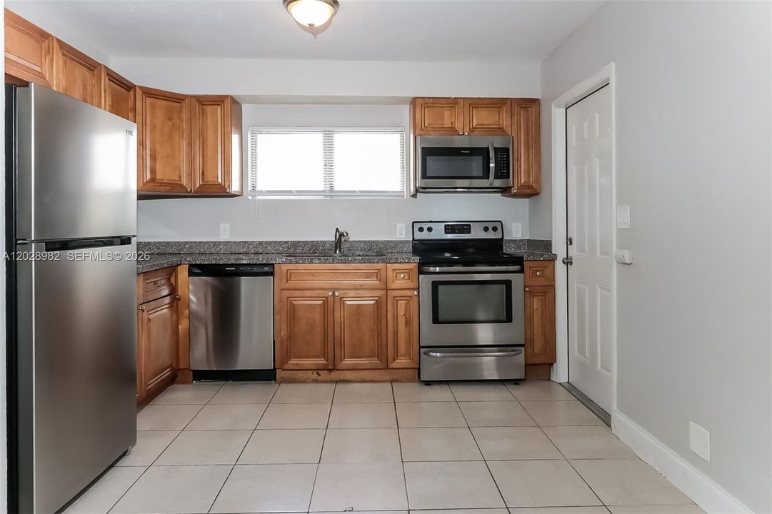 Active With Contract: $2,050 (2 beds, 1 baths, 938 Square Feet)