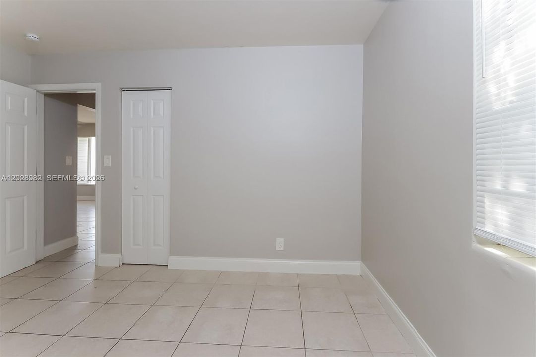 Active With Contract: $2,050 (2 beds, 1 baths, 938 Square Feet)