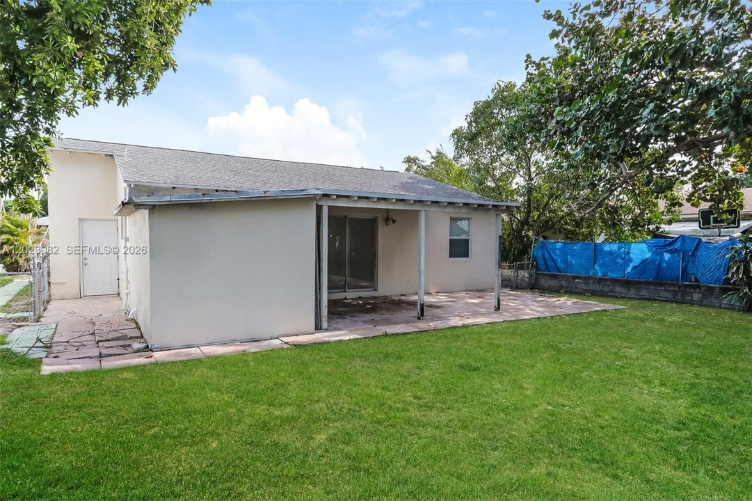 Active With Contract: $2,050 (2 beds, 1 baths, 938 Square Feet)