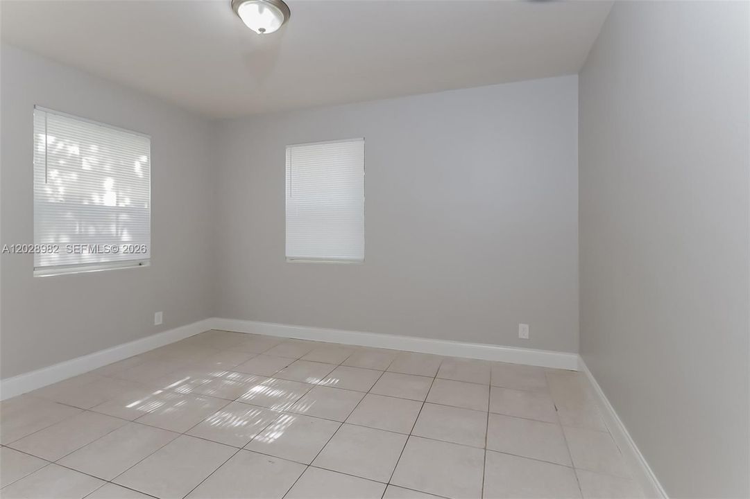 Active With Contract: $2,050 (2 beds, 1 baths, 938 Square Feet)