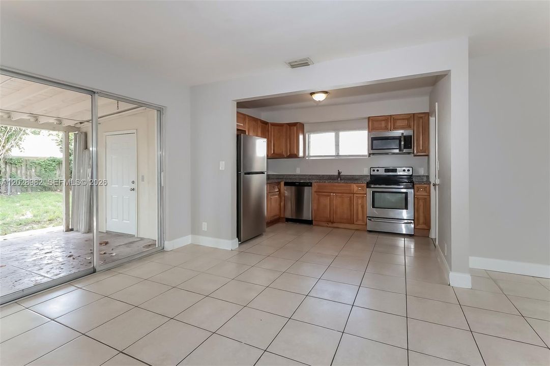 Active With Contract: $2,050 (2 beds, 1 baths, 938 Square Feet)